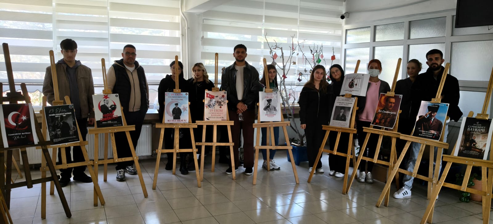 Halkla İlişkiler ve Tanıtım Programı Öğrencilerinden 29 Ekim Cumhuriyet Afiş Sergisi