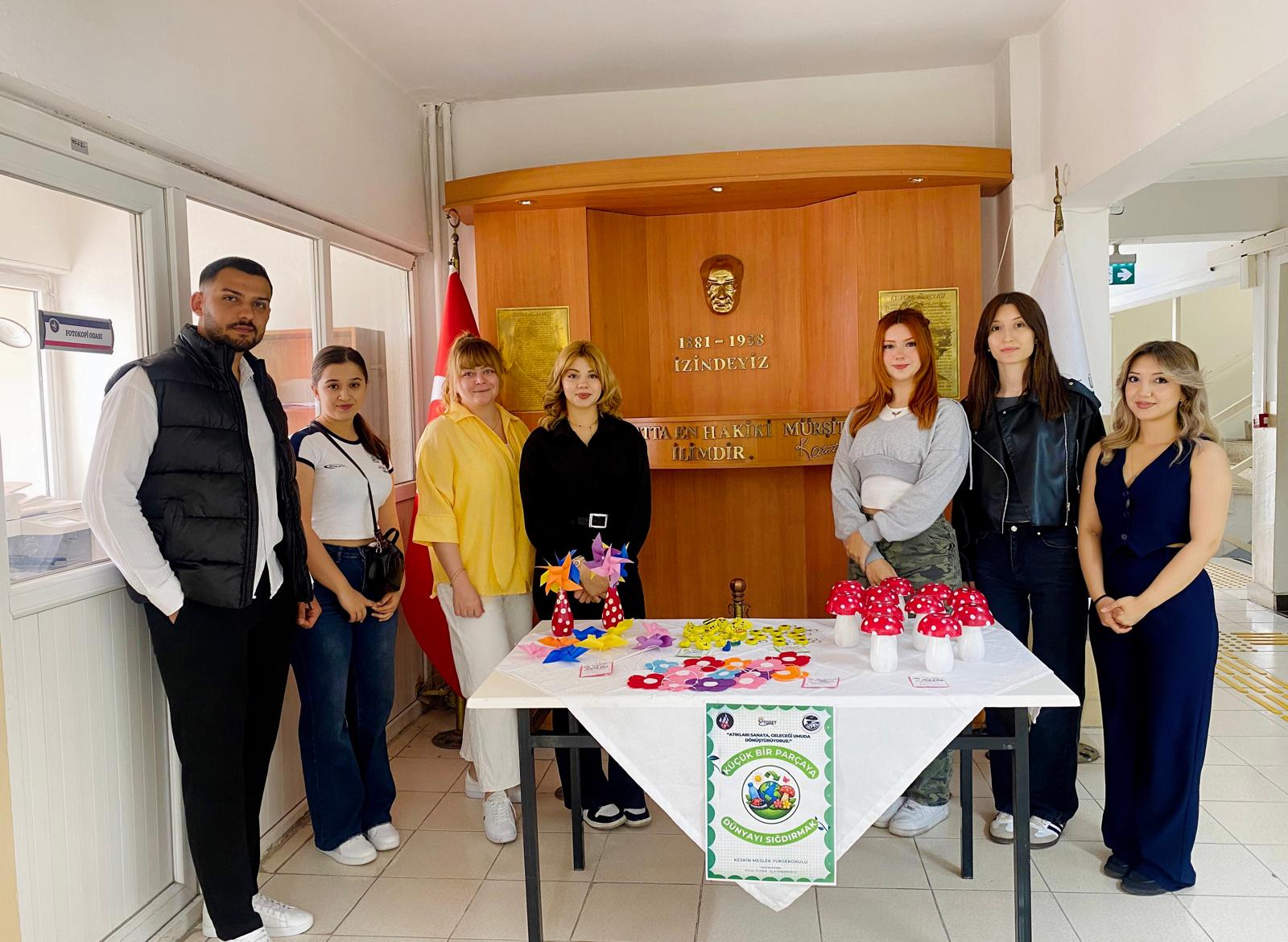  “Küçük Bir Parçaya Dünyayı Sığdırmak” projesi kapsamında bir sergi düzenlendi