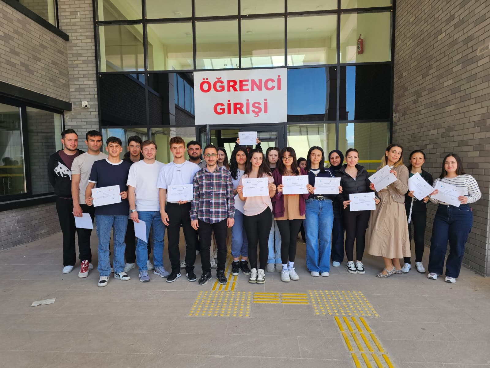Kariyer Yolculuğuna Güçlü Adım: İş Kulübü Eğitiminde Öğrenciler Geleceğe Hazırlandı