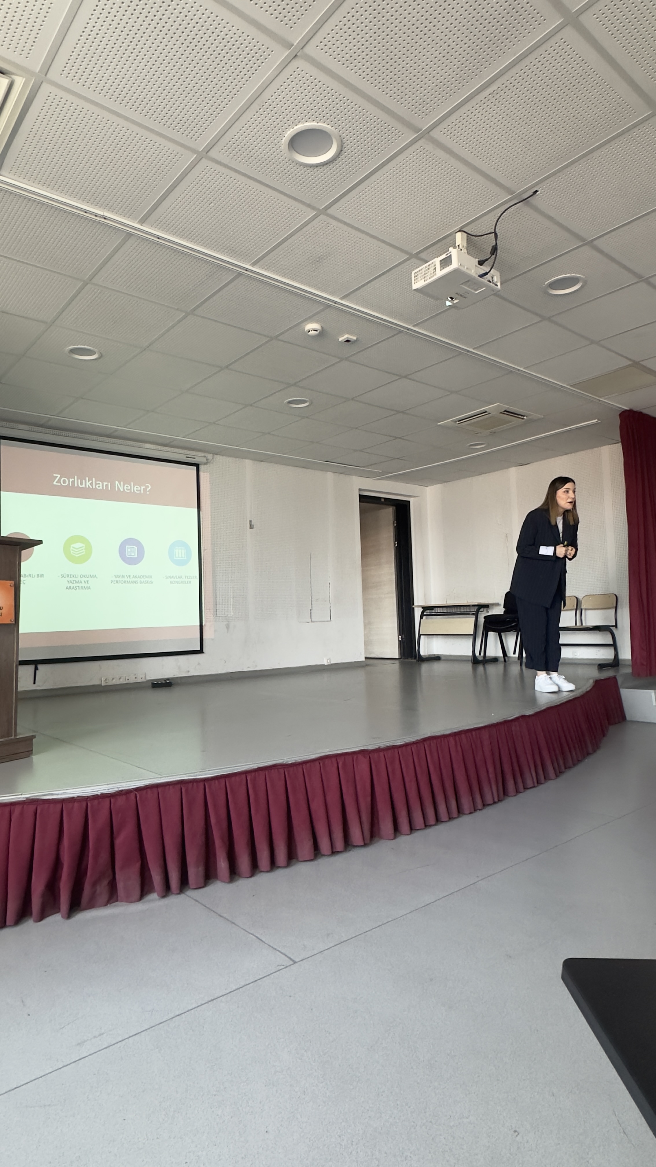 Bölümümüz Araştırma Görevlisi Kariyer Semineri Gerçekleştirdi 
