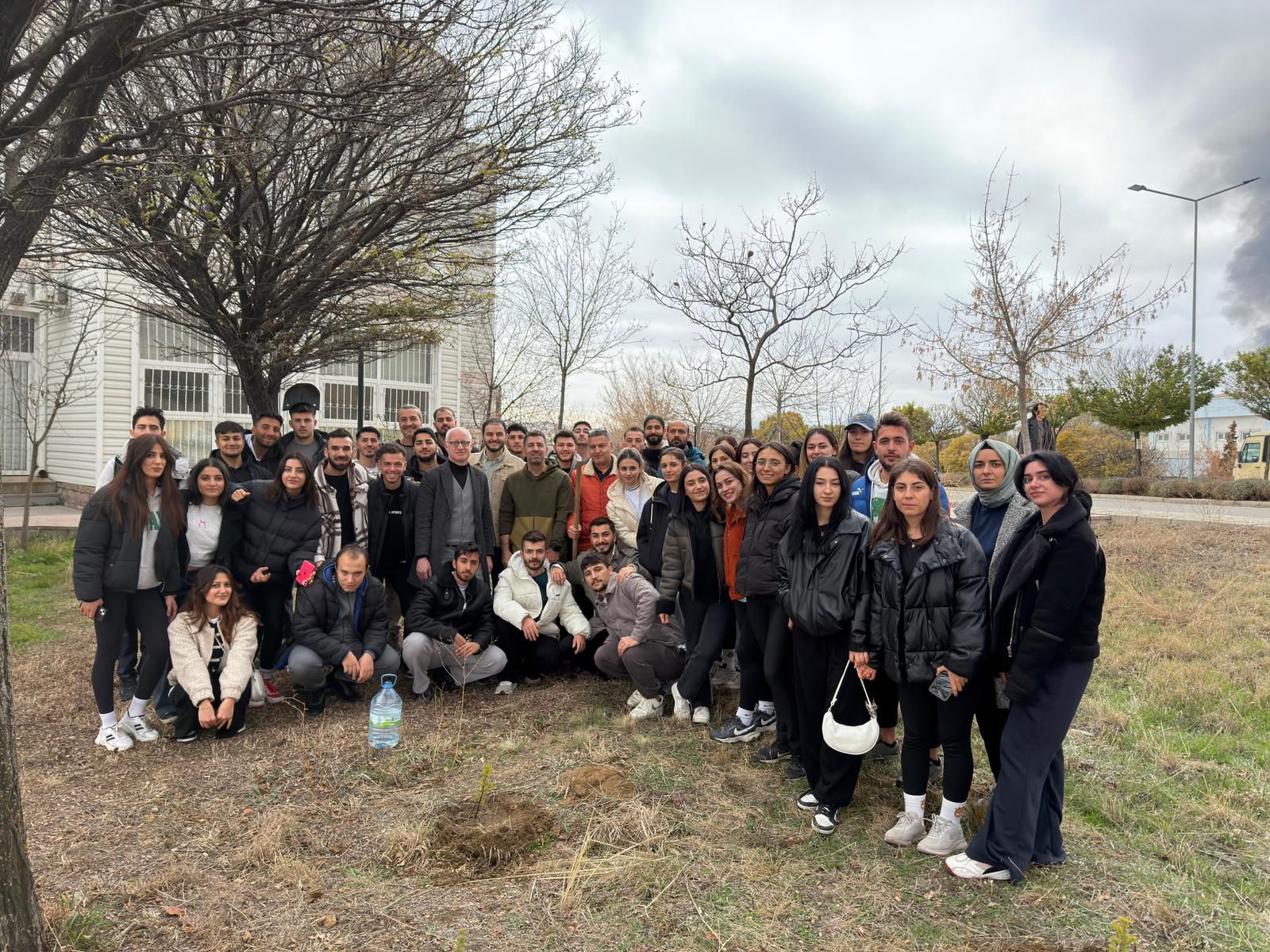 Gönüllülük Çalışmaları Dersi Kapsamında Ağaç Dikimi Gerçekleştirildi