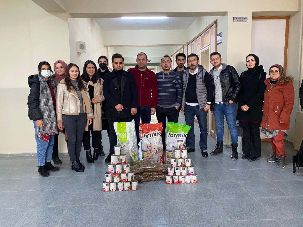 Öğrencilerimiz Okulumuz Çevresindeki Sokak Hayvanlarına Mama Desteğinde Bulundular