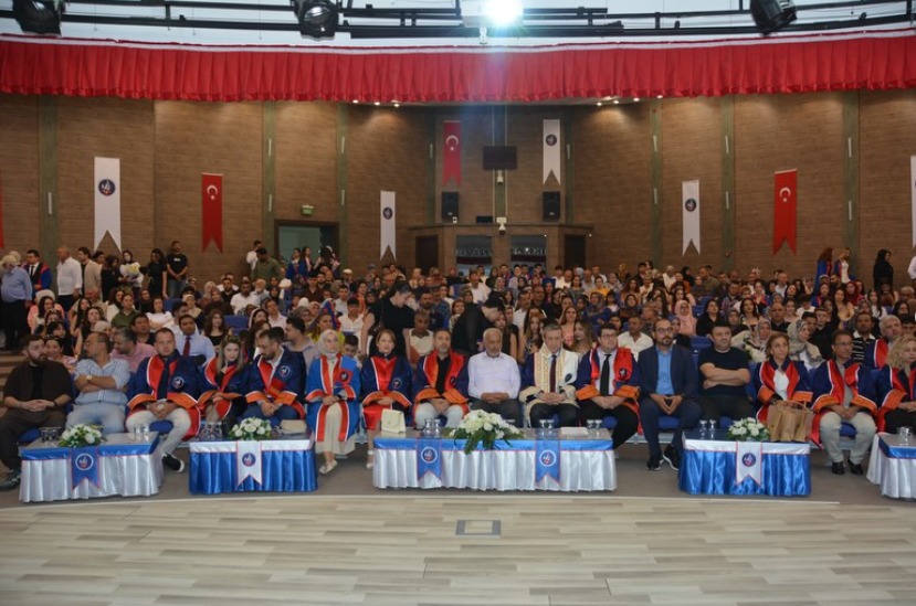 Fatma Şenses Sosyal Bilimler Meslek Yükseokulumuz 2025-2026 Mezuniyet Töreni Gerçekleşti