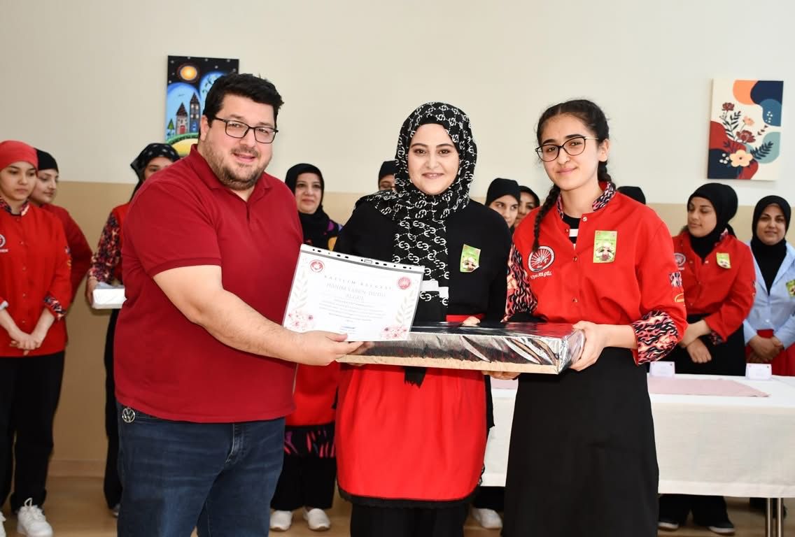 Meslek Yüksekokulumuz ve Yenimahalle Şehit Ali Tonga Kız Mesleki ve Teknik Anadolu Lisesi İşbirliğinde Yemek Yarışması Düzenlendi