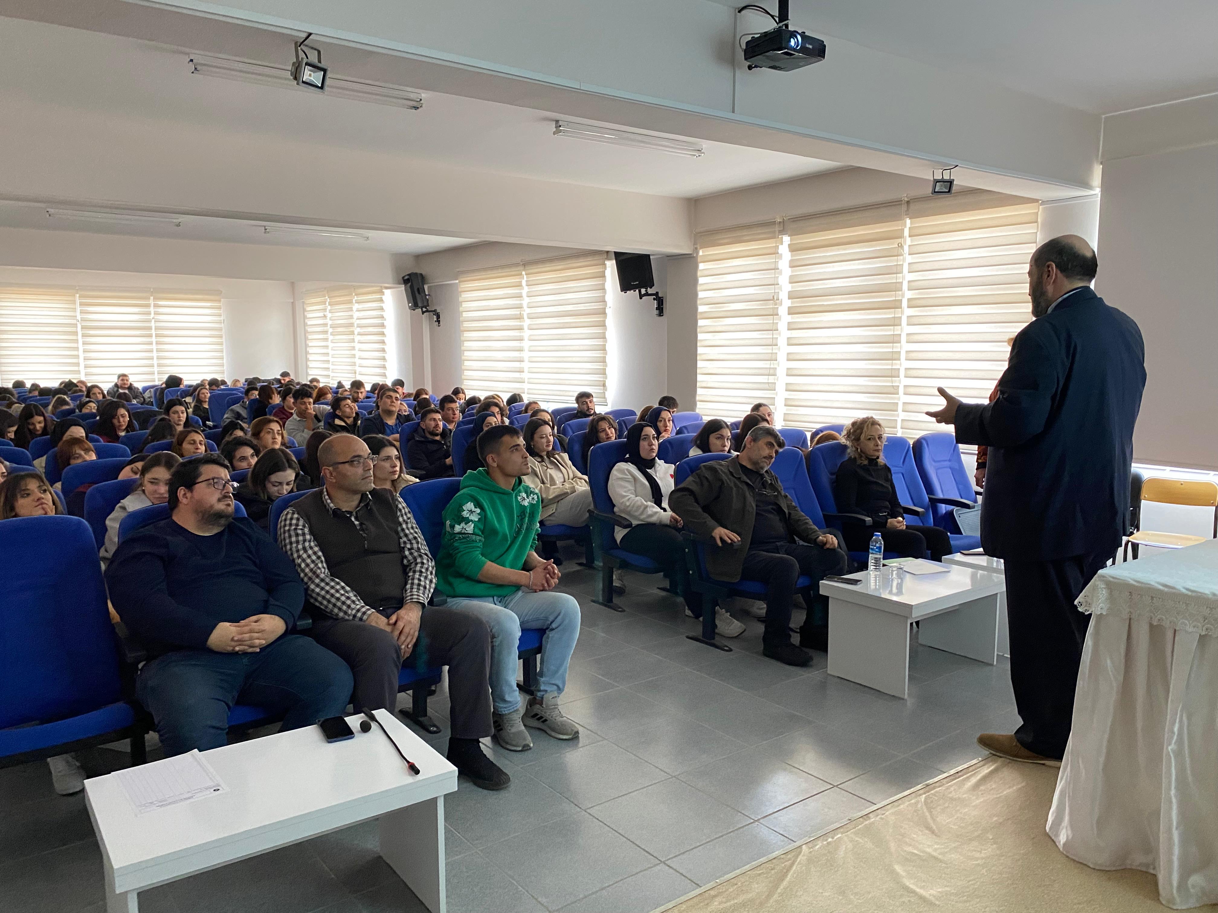 Meslek Y&#252;ksekokulumuzda Eğitimde Yapay Zeka Modelleri Eğitimi Verildi