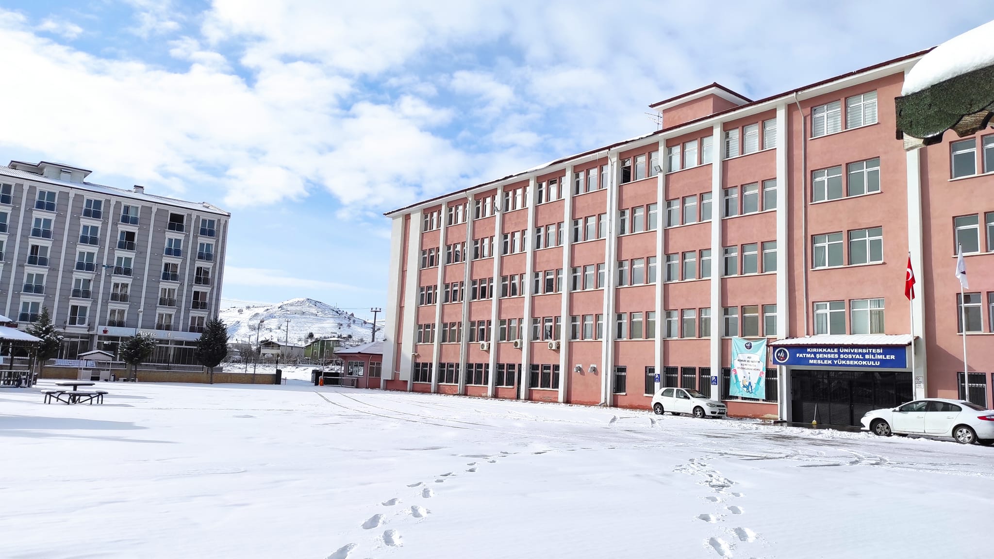 Yüksekokulumuzun karlı bir fotografı