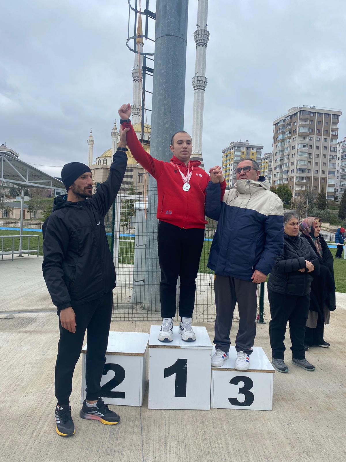 Fakültemiz Öğrencisi Berkay Çenesiz’den Atletizmde Çifte Başarı!