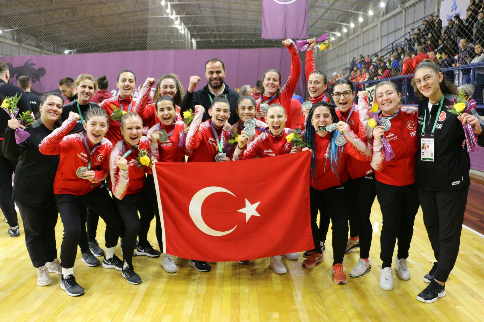 Fakültemiz Öğretim Görevlisi Şenay BAĞDATLI'nın Baş Antrenörlüğünü yaptığı İşitme Engelliler Kadın Hentbol Milli Takımı Olimpiyat İkincisi Oldu