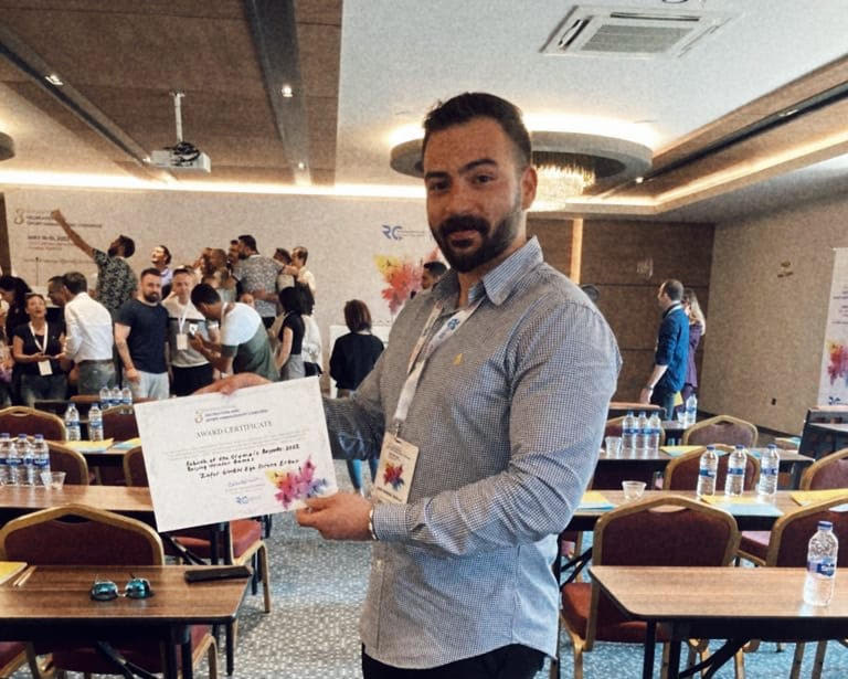 3. Uluslararası Rekreasyon ve Spor Yönetimi Kongresi En İyi Sunumu Ödülünü Arş. Gör. Ege Direnç ERKAN kazanmıştır