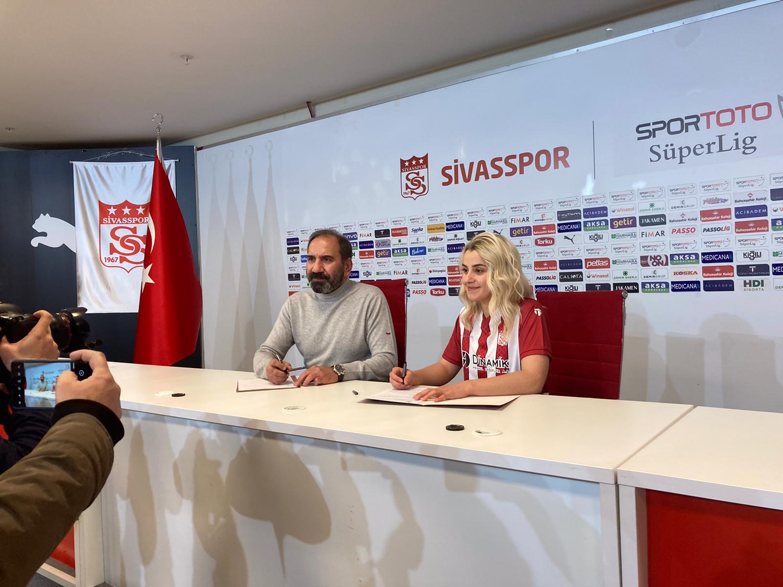 Fakültemiz Öğrencisi Zeynep CESUR Süper Lig Takımlarından Sivasspor’a Transfer Oldu