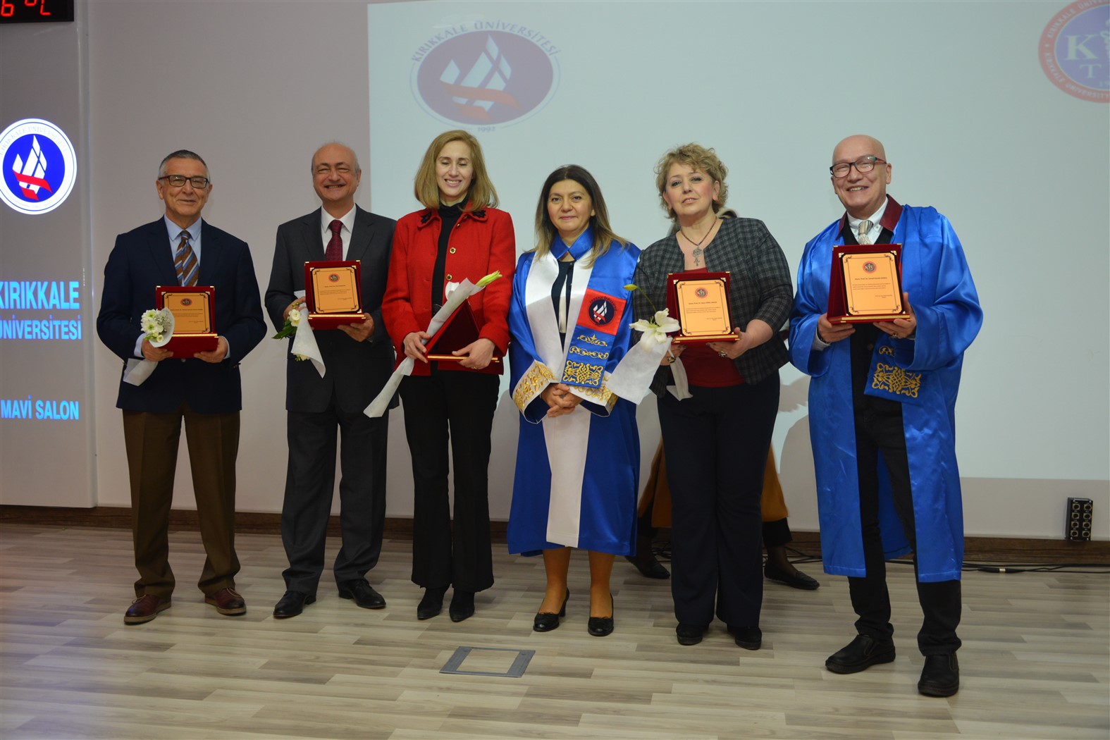 EMEKLİ OLAN AKADEMİSYENLERİMİZE PLAKET VERİLDİ