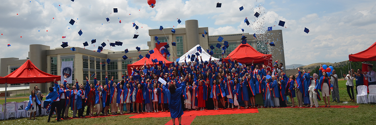 Üniversitemiz Tıp Fakültesi, Yeni Mezunlarını Coşkuyla Uğurladı