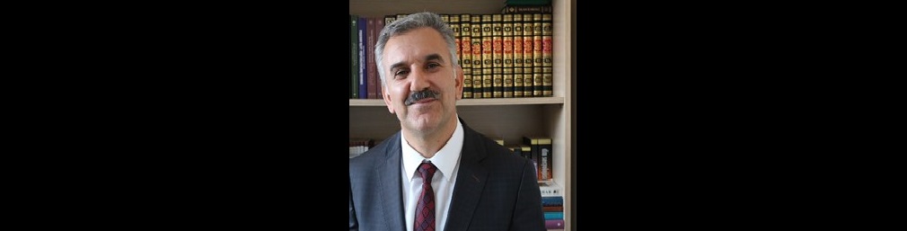 Temel İslam Bilimleri Bölümü öğretim üyesi Davut Şahin hocamız Doçent olmuştur. Kendisini tebrik ediyor, başarılarının devamını diliyoruz.