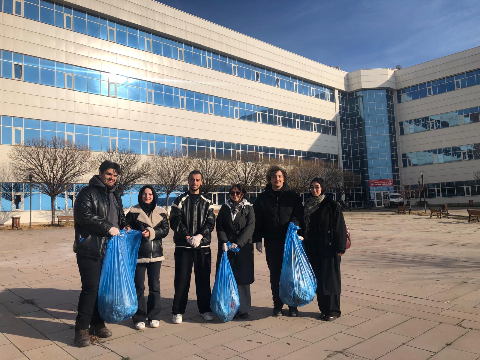 Kampüs Pırıl Pırıl: INTO Community’den Ortak Çevre Temizliği Etkinliği