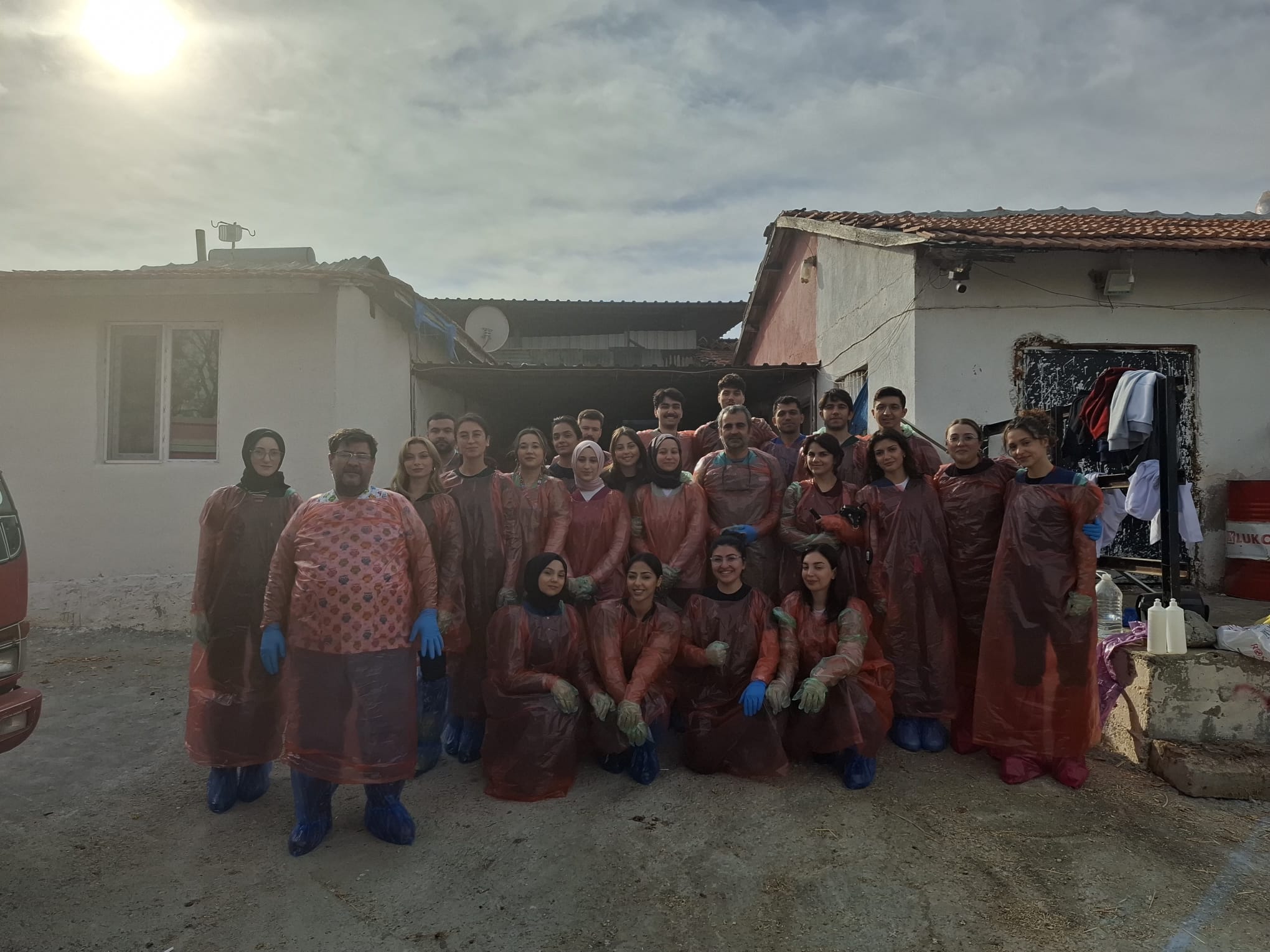 Fakültemiz 5. Sınıf öğrencileri rektal muayene uygulaması için Bahşılı ilçesinde bir çiftlik ziyareti gerçekleştirdi.